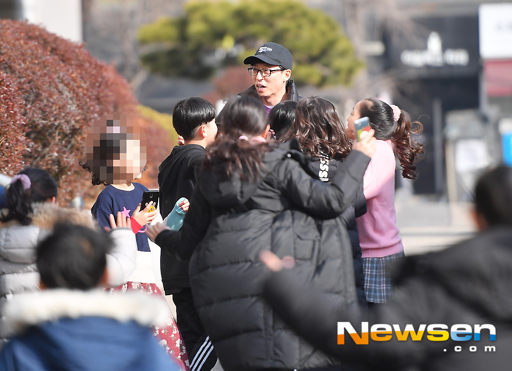 KBS 2TV Happy Together Season 4 recording was held at the KBS annex in Yeouido-dong, Yeongdeungpo-gu, Seoul on the afternoon of December 15.Yoo Jae-Suk Jun Hyun-moo is being welcomed by childrens fans.MC Yoo Jae-suk, Jun Hyun-moo, Cho Yoon-hee, and Jo Se-ho guest Oh Ji-ho, Lee Si-young, Lee Chang-yeop and Kim Ji Young (child talent) attended the special recording of the drama Whats the Feng Sang.expressiveness