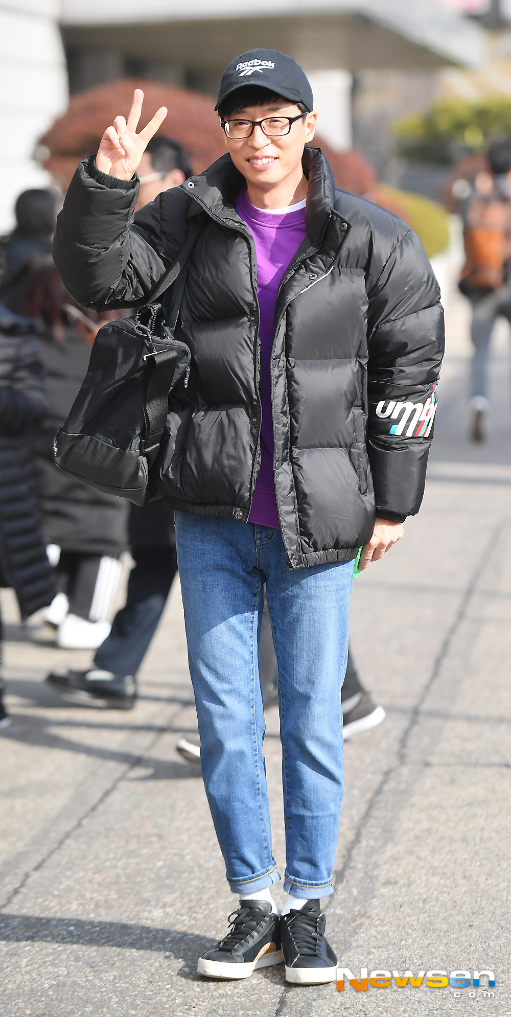 KBS 2TV Happy Together Season 4 recording was held at the KBS annex in Yeouido-dong, Yeongdeungpo-gu, Seoul on the afternoon of December 15.Yoo Jae-Suk Jun Hyun-moo is being welcomed by childrens fans.MC Yoo Jae-suk, Jun Hyun-moo, Cho Yoon-hee, and Jo Se-ho guest Oh Ji-ho, Lee Si-young, Lee Chang-yeop and Kim Ji Young (child talent) attended the special recording of the drama Whats the Feng Sang.expressiveness