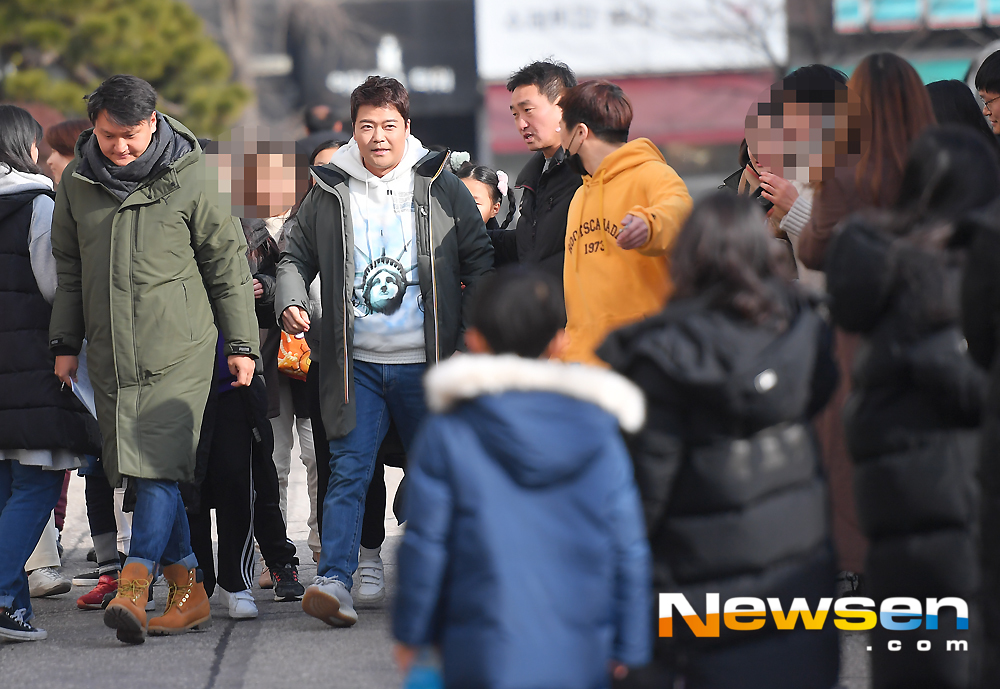 KBS 2TV Happy Together Season 4 recording was held at the KBS annex in Yeouido-dong, Yeongdeungpo-gu, Seoul on the afternoon of December 15.Yoo Jae-Suk Jun Hyun-moo is being welcomed by childrens fans.MC Yoo Jae-suk, Jun Hyun-moo, Cho Yoon-hee, and Jo Se-ho guest Oh Ji-ho, Lee Si-young, Lee Chang-yeop and Kim Ji Young (child talent) attended the special recording of the drama Whats the Feng Sang.expressiveness