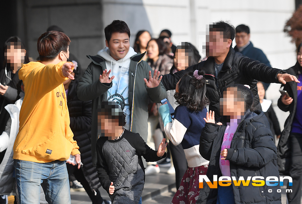 KBS 2TV Happy Together Season 4 recording was held at the KBS annex in Yeouido-dong, Yeongdeungpo-gu, Seoul on the afternoon of December 15.Yoo Jae-Suk Jun Hyun-moo is being welcomed by childrens fans.MC Yoo Jae-suk, Jun Hyun-moo, Cho Yoon-hee, and Jo Se-ho guest Oh Ji-ho, Lee Si-young, Lee Chang-yeop and Kim Ji Young (child talent) attended the special recording of the drama Whats the Feng Sang.expressiveness