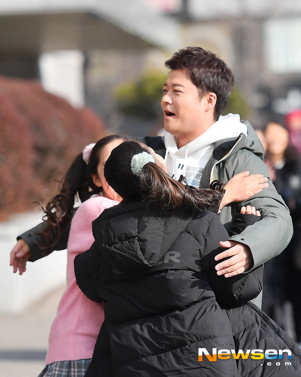 KBS 2TV Happy Together Season 4 recording was held at the KBS annex in Yeouido-dong, Yeongdeungpo-gu, Seoul on the afternoon of December 15.Yoo Jae-Suk Jun Hyun-moo is being welcomed by childrens fans.MC Yoo Jae-suk, Jun Hyun-moo, Cho Yoon-hee, and Jo Se-ho guest Oh Ji-ho, Lee Si-young, Lee Chang-yeop and Kim Ji Young (child talent) attended the special recording of the drama Whats the Feng Sang.expressiveness