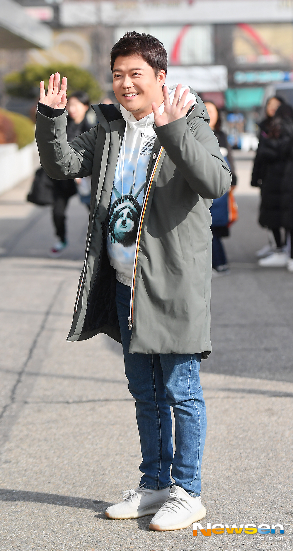 KBS 2TV Happy Together Season 4 recording was held at the KBS annex in Yeouido-dong, Yeongdeungpo-gu, Seoul on the afternoon of December 15.Yoo Jae-Suk Jun Hyun-moo is being welcomed by childrens fans.MC Yoo Jae-suk, Jun Hyun-moo, Cho Yoon-hee, and Jo Se-ho guest Oh Ji-ho, Lee Si-young, Lee Chang-yeop and Kim Ji Young (child talent) attended the special recording of the drama Whats the Feng Sang.expressiveness