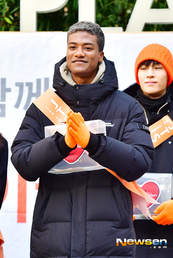 JTS street fundraising was held on December 15 at a special stage in front of KEB Hana Bank in Myeong-dong, Seoul.Han Ji-min attended the street fundraiser on the day.