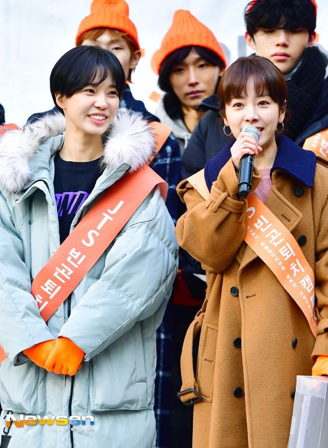 JTS street fundraising was held on December 15 at a special stage in front of KEB Hana Bank in Myeong-dong, Seoul.Han Ji-min Im Se-mi attended the street Fundraising.