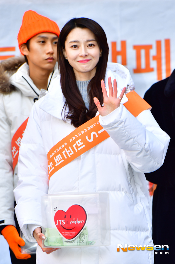 JTS street fundraising was held on December 15 at a special stage in front of KEB Hana Bank in Myeong-dong, Seoul.Han Ji-min attended the street fundraiser on the day.