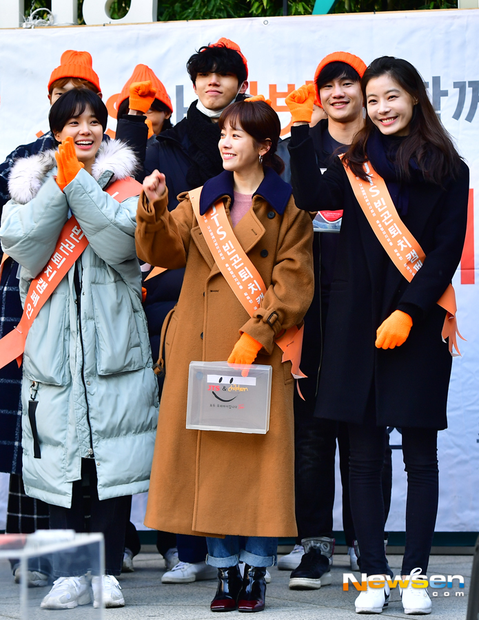 JTS Street Fundraising was held on December 15 at a special stage in front of KEB Hana Bank in Myeong-dong, Seoul.Han Ji-min Im Se-mi Yoon So-yi attended the street fundraiser.