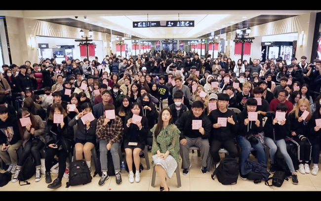 Jenny Kim has unveiled her first solo Fan Members Only behind-the-scenes video since her debut.YG Entertainment posted Fan Members Only video to commemorate the release of Jenny Kims first solo song SOLO photo book through its official blog at 10 am on the 15th.At the Fan Members Only held at AK Plaza Bundang branch on the 27th of last month, not only domestic but also overseas fans were established to support Jenny Kim, proving the global influence of Jenny Kim.Fans, who have been suffering from phosphoric acid from the first floor to the second floor, have been busy putting Jenny Kim on their mobile phones.Jenny Kim, who gave a bright smile on the day, gave a special memory to Fan Blink, as well as taking a warm eye contact and taking a selfie.Especially, I wore a ribbon handed by Fans and a Christmas tree-shaped headband, and I expressed my gratitude by holding a character doll.In addition, a fan made an impression of actively communicating with Fans, such as following his pose in a portrait drawn by him.Jenny Kim said, I would like you to enjoy it because I am trying to reach various music broadcasts and video contents in the future.Thank you for your interest and love, my first solo song, I love you, Blink!Jenny Kim has been marching on the real-time charts of major domestic music sites for 15 consecutive days since the release of SOLO, sweeping daily and weekly charts.iTunes first place in 40 countries overseasFirst place on iTunes World Wide Song chart for the first time as a domestic solo singerIn addition, it was the first place on the US Billboard World Digital Song Sales chart.It proved its global dignity again.In addition, the SOLO music video exceeded 100 million views in exactly 23 days.Jenny Kim proved the strongest ripple force in the history of the solo woman The Artist in Korea by breaking 100 million views at a speed of 20 times faster than the previous record. It is rare that Solo The Artist, not the group, breaks the shortest record at an overwhelming rate.Jenny Kim will appear on MBCs Show! Music Center, which will be broadcast this afternoon.YG blog
