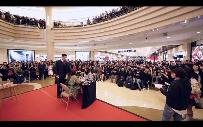 Jenny Kim has unveiled her first solo Fan Members Only behind-the-scenes video since her debut.YG Entertainment posted Fan Members Only video to commemorate the release of Jenny Kims first solo song SOLO photo book through its official blog at 10 am on the 15th.At the Fan Members Only held at AK Plaza Bundang branch on the 27th of last month, not only domestic but also overseas fans were established to support Jenny Kim, proving the global influence of Jenny Kim.Fans, who have been suffering from phosphoric acid from the first floor to the second floor, have been busy putting Jenny Kim on their mobile phones.Jenny Kim, who gave a bright smile on the day, gave a special memory to Fan Blink, as well as taking a warm eye contact and taking a selfie.Especially, I wore a ribbon handed by Fans and a Christmas tree-shaped headband, and I expressed my gratitude by holding a character doll.In addition, a fan made an impression of actively communicating with Fans, such as following his pose in a portrait drawn by him.Jenny Kim said, I would like you to enjoy it because I am trying to reach various music broadcasts and video contents in the future.Thank you for your interest and love, my first solo song, I love you, Blink!Jenny Kim has been marching on the real-time charts of major domestic music sites for 15 consecutive days since the release of SOLO, sweeping daily and weekly charts.iTunes first place in 40 countries overseasFirst place on iTunes World Wide Song chart for the first time as a domestic solo singerIn addition, it was the first place on the US Billboard World Digital Song Sales chart.It proved its global dignity again.In addition, the SOLO music video exceeded 100 million views in exactly 23 days.Jenny Kim proved the strongest ripple force in the history of the solo woman The Artist in Korea by breaking 100 million views at a speed of 20 times faster than the previous record. It is rare that Solo The Artist, not the group, breaks the shortest record at an overwhelming rate.Jenny Kim will appear on MBCs Show! Music Center, which will be broadcast this afternoon.YG blog