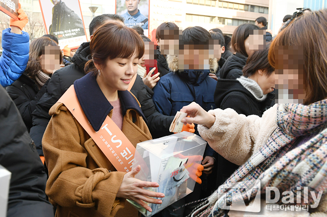 Actor Han Ji-min attends the street funding campaign held in Myeong-dong, Jung-gu, Seoul on the afternoon of the 15th.street funding campaign