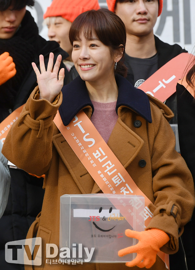 Actor Han Ji-min attends the street funding campaign held in Myeong-dong, Jung-gu, Seoul on the afternoon of the 15th.street funding campaign