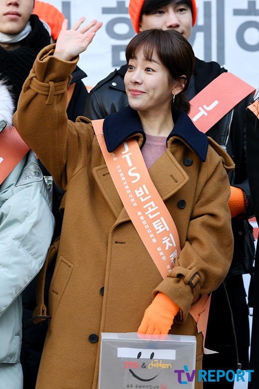 Actor Han Ji-min is smiling at the street fundraising event held at the special stage of KEB Hana Bank Myeongdong Sales Department branch in Euljiro, Jung-gu, Seoul on the afternoon of the 15th.