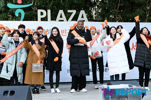 Actor Im Se-mi, Han Ji-min, Yoon So-yi, model Han Hyun-min, girl group Hello Venus, Actor Bae Jong-ok attended the street fundraising event held at the special stage of Myeongdong Sales Department of KEB Hana Bank in Euljiro, Jung-gu, Seoul on the afternoon of the 15th.