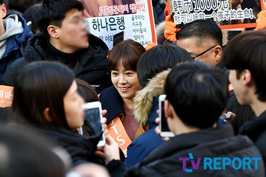 Actor Han Ji-min attends the Fundraising Event at the special stage of the Myong-dong sales department of KEB Hana Bank in Euljiro, Jung-gu, Seoul on the afternoon of the 15th.