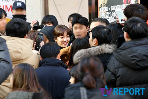 Actor Han Ji-min attends the Fundraising Event at the special stage of the Myong-dong sales department of KEB Hana Bank in Euljiro, Jung-gu, Seoul on the afternoon of the 15th.