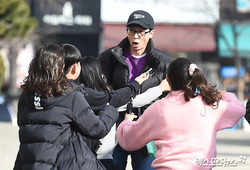 On the afternoon of the 14th, Yoo Jae-Suk, a broadcaster who attended the KBS 2TV Happy Together 4 recording at the Yeouido-dong KBS annex in Seoul, is posing on Way to work.