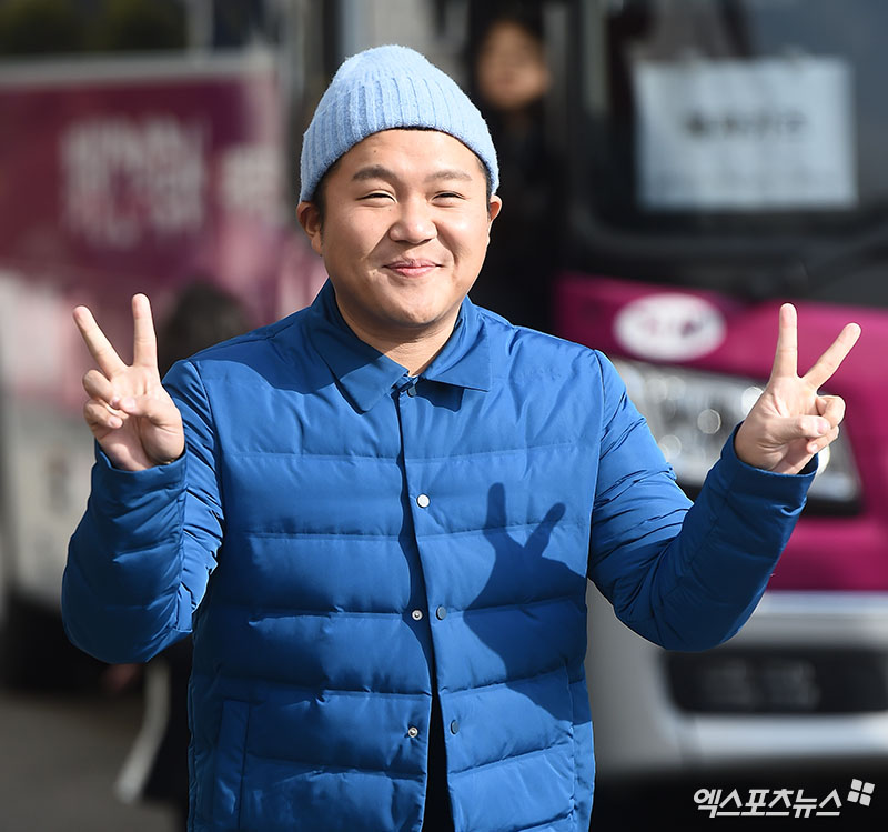 Jo Se-ho, a comedian who attended the KBS 2TV Happy Together 4 recording at the Yeouido-dong KBS annex in Seoul on the afternoon of the 14th, poses on the Way to work.