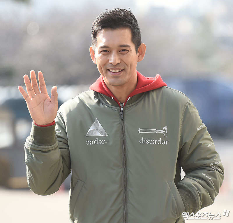 Actor Oh Ji-ho, who attended the KBS 2TV Happy Together 4 recording at the Yeouido-dong KBS annex in Seoul on the afternoon of the 14th, poses on the Way to work.