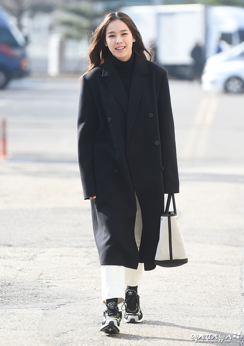 Actor Jo Yoon-hee, who attended the KBS 2TV Happy Together 4 recording at the KBS annex in Yeouido-dong, Seoul on the afternoon of the 14th, is posing on his way to work.