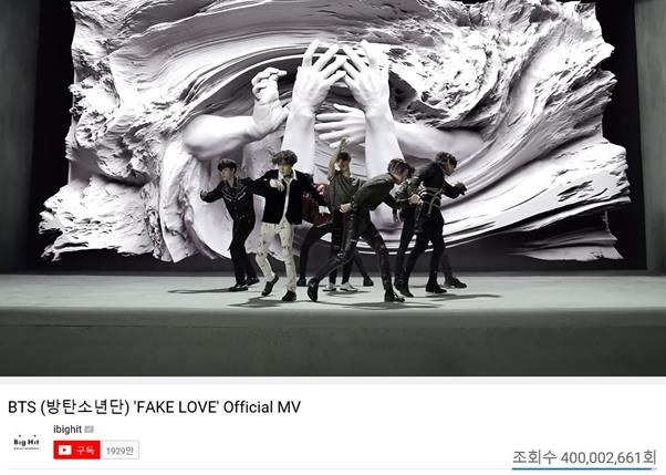 BTS FAKE LOVE Music Video has exceeded 400 million views.The title song FAKE LOVE Music Video of LOVE YOURSELF Tear released in May exceeded 400 million YouTube views at 5:22 pm on the 15th.As a result, BTS will have a music video with a total of four 400 million views, including DNA, Burning, Strike, and FAKE LOVE.This is the highest record of Korean singers.FAKE LOVE Music Video expressed the emotion of dark farewell with the realization that love that I thought was fate was a lie.BTS intense and perfect performance and sensual and sophisticated visual beauty are added to the colorful set, giving a different attraction.FAKE LOVE ranked 10th on the US Billboard main chart Hot 100, setting the Korean groups highest record.In addition, BTS has four 200 million views of Music Video, Danger, I NEED U, Hormon Wars, including 300 million views of Music Video, Not Today, Sang Man, Spring Day, and IDOL, including Blood Sweat Tears, MIC Drop Remix, and Save ME. He has Music Video, which has exceeded 100 million views of four films including Dayman.