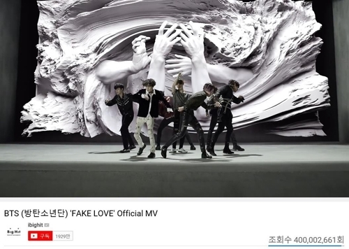 BTS Fake Love (FAKE LOVE) Music Video has surpassed YouTubes 400 million views.According to his agency Big Hit Entertainment on the 16th, the Music Video for Love Yourself Former Tier (LOVE YOURSELF Tear), which was released in May, exceeded 400 million YouTube views at 5:22 pm the previous day.As a result, BTS will have a total of four Music Videos exceeding 400 million views, including DNA, Burning, Fake Love, which exceeded 500 million views.This is the highest record of Korean singers.The Fake Love Music Video expresses a dark farewell sensibility with the realization that love, which was destined, was a lie.It is the song that set the Korean groups highest record in the 10th place on the US Billboard main single chart Hot 100.In addition, BTS has four 200 million-view Music Videos, including three 300 million-view Music Videos, Nat Today, Sang Man, Spring Day, and Idol (IDOL), including Blood Sweat Tears, Mike Drop remixes, and Save ME.Four episodes, including Danger (Ai Nid You) (I NEED U), The Hormon War and Dayman, exceeded 100 million views.