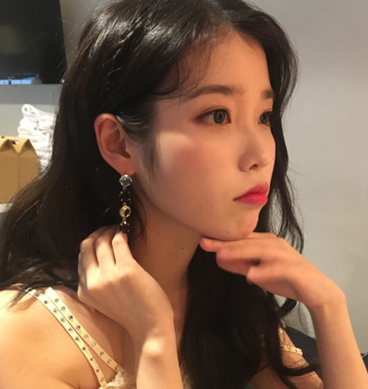 Singer IU also boasted a very strong visual that thrilled even indifferent Son Heart.On the morning of the 16th, IU posted a few photos on his instagram with an article entitled DLWLRMA in Singapore.The photos released by the IU show the person looking forward with a careless look and flying a hand-heart, especially the close-range shot, which is thrilled by the unmistakable beauty.The appearance of IU, which seems to be just before climbing the stage, reminds me of a doll.Fans who have seen the pictures of the IU are reacting hotly, such as Goddess, How beautiful is it and It is a person or a fairy.Not only Korean fans, but also overseas fans reveal their passionate love for the IU, collecting Eye-catching.Meanwhile, IU is currently hosting the Asia Tour Concert; he will open Concert in Singapore, Bangkok and Taiwan, starting with Hong Kong on the 9th.IU Instagram.