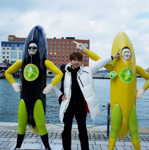 Singer Jeong Se-woon has revealed his current situation.Jeong Se-woon posted a picture on his Instagram on the 16th with an article entitled With the Bananaman of Kitakyushu Mojiko.In the photo, Jeong Se-woon poses humorously: I feel the wrong charm.The netizens who watched this are responding such as It looks fun, It is cute, Where is it? It is Hunnam.