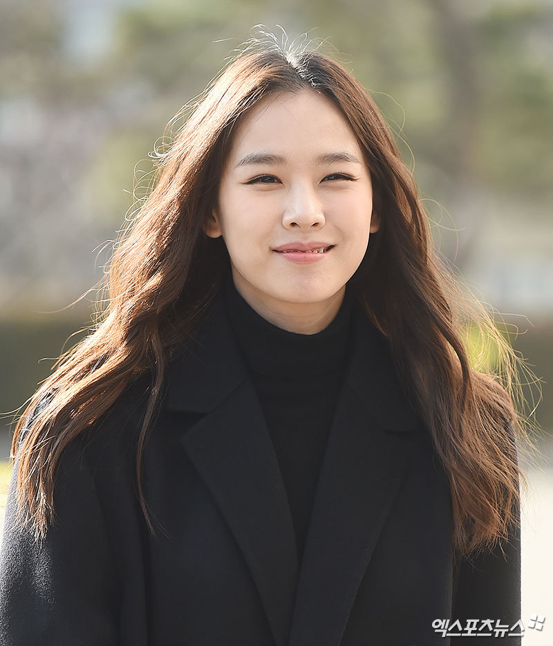 Actor Jo Yoon-hee, who attended the KBS 2TV Happy Together 4 recording at the Yeouido-dong KBS annex in Seoul on the afternoon of the 14th, poses on the Way to work.