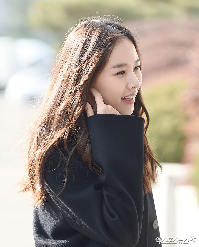 Actor Jo Yoon-hee, who attended the KBS 2TV Happy Together 4 recording at the Seoul Yeouido-dong KBS annex on the afternoon of the 14th, poses on the Way to work.