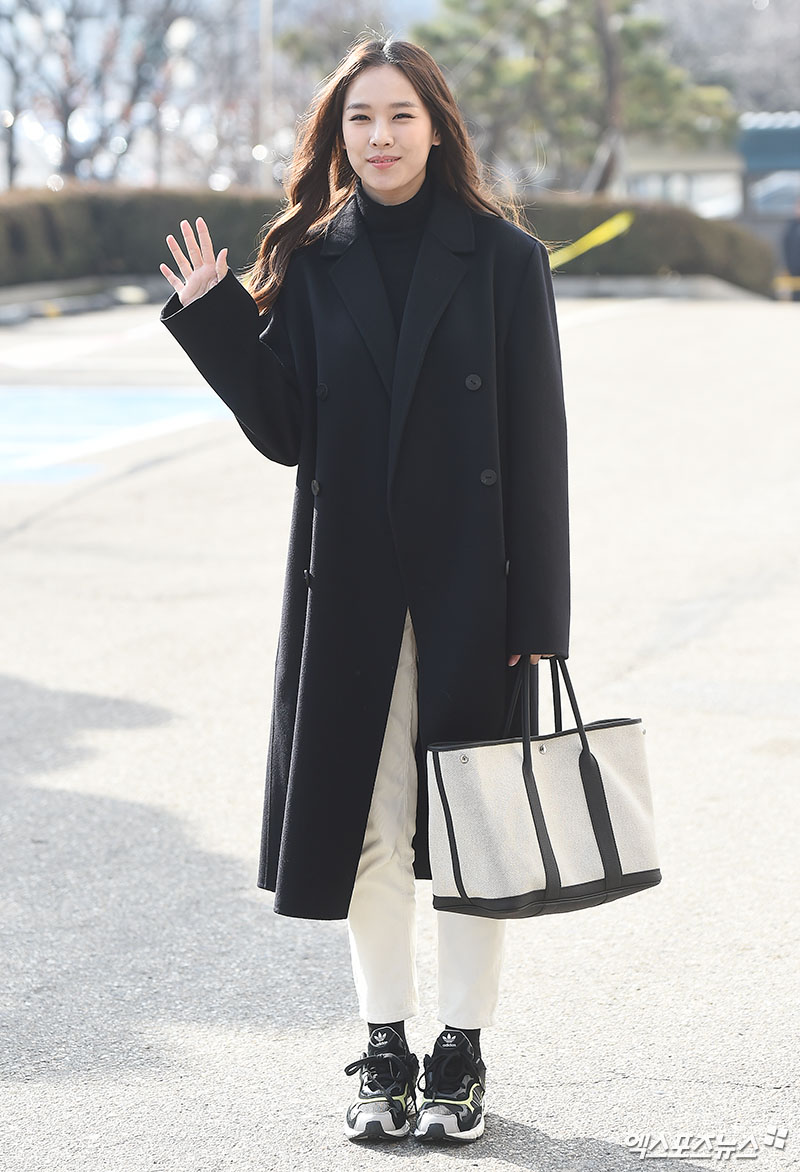Actor Jo Yoon-hee, who attended the KBS 2TV Happy Together 4 recording at the Yeouido-dong KBS annex in Seoul on the afternoon of the 14th, poses on the Way to work.Happy Together 4 to record.Beauty shining in modest fashion.Clean Visual.Sarre like winter sunshine.Lovely Blindness.Beautiful smile.