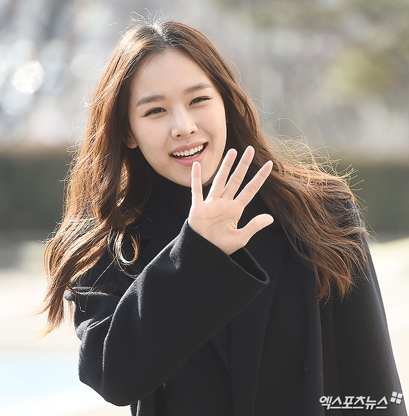Actor Jo Yoon-hee, who attended the KBS 2TV Happy Together 4 recording at the Yeouido-dong KBS annex in Seoul on the afternoon of the 14th, poses on the Way to work.Happy Together 4 to record.Beauty shining in modest fashion.Clean Visual.Sarre like winter sunshine.Lovely Blindness.Beautiful smile.