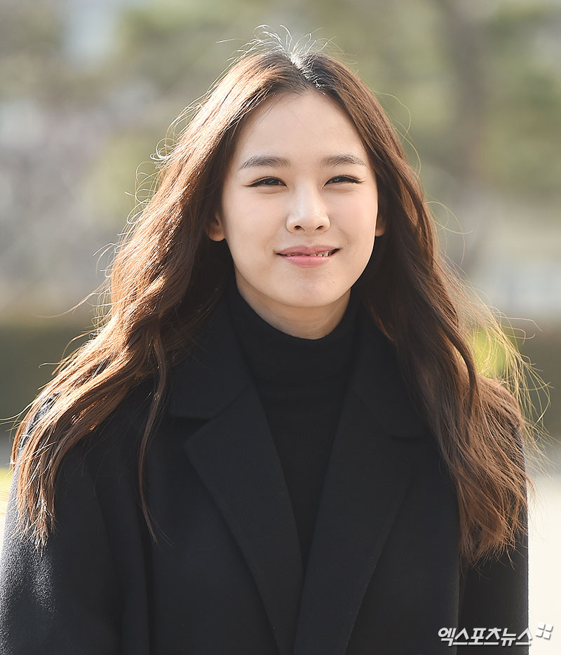 Actor Jo Yoon-hee, who attended the KBS 2TV Happy Together 4 recording at the Yeouido-dong KBS annex in Seoul on the afternoon of the 14th, poses on the Way to work.Happy Together 4 to record.Beauty shining in modest fashion.Clean Visual.Sarre like winter sunshine.Lovely Blindness.Beautiful smile.