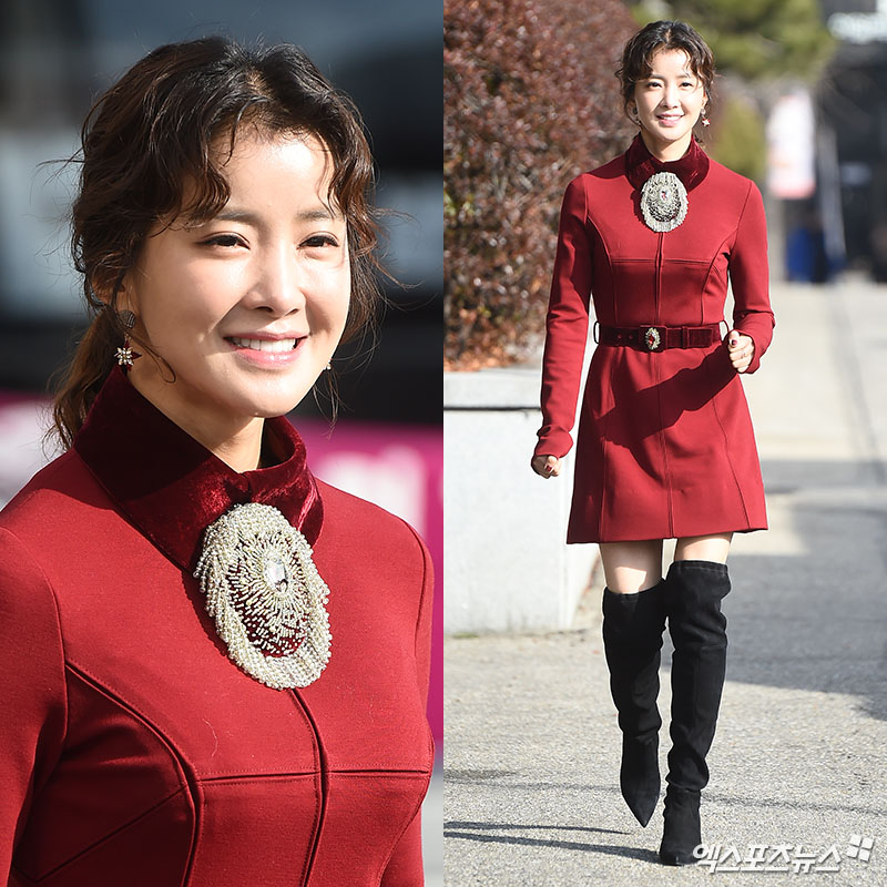 Actor Lee Si-young, who attended the KBS 2TV Happy Together 4 recording at the Yeouido-dong KBS annex in Seoul on the afternoon of the 14th, poses on the Way to work.The feeling of a Christmas goddess.The Long Boots Are Perfect Digestion.Elegant hand greetings.The Heart of Love.A smile full of health.