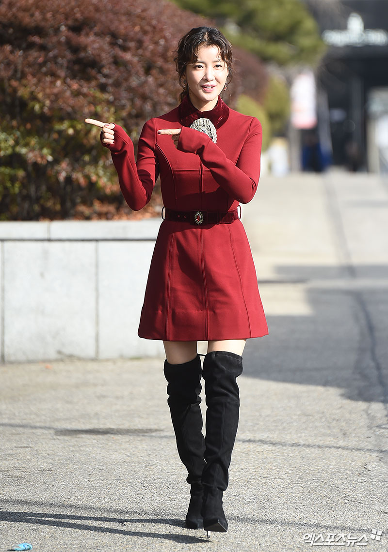 Actor Lee Si-young, who attended the KBS 2TV Happy Together 4 recording at the Yeouido-dong KBS annex in Seoul on the afternoon of the 14th, poses on the Way to work.The feeling of a Christmas goddess.The Long Boots Are Perfect Digestion.Elegant hand greetings.The Heart of Love.A smile full of health.