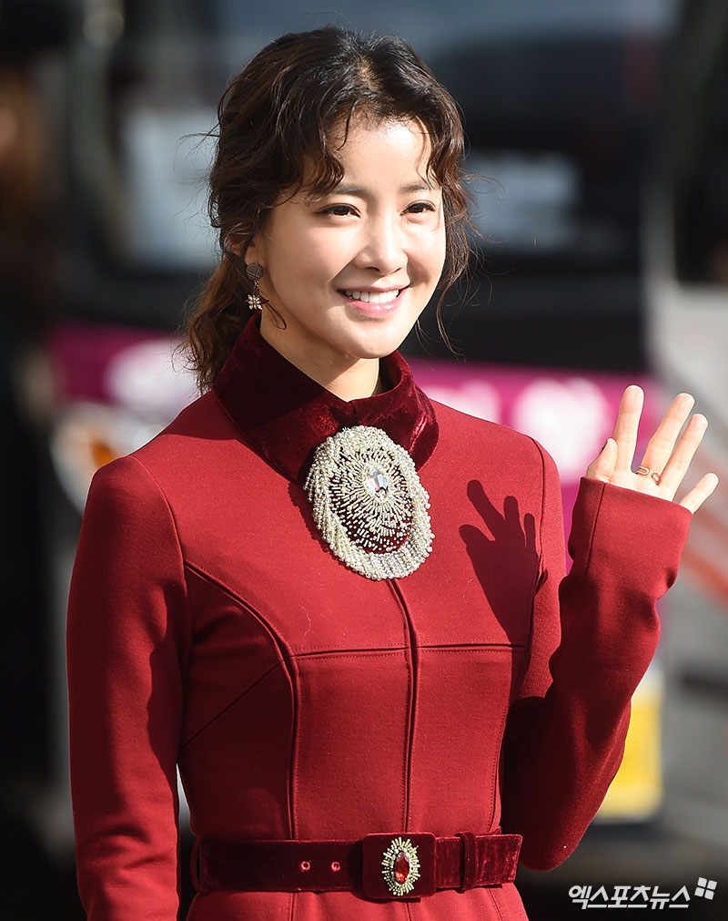 Actor Lee Si-young, who attended the KBS 2TV Happy Together 4 recording at the Yeouido-dong KBS annex in Seoul on the afternoon of the 14th, poses on the Way to work.The feeling of a Christmas goddess.The Long Boots Are Perfect Digestion.Elegant hand greetings.The Heart of Love.A smile full of health.