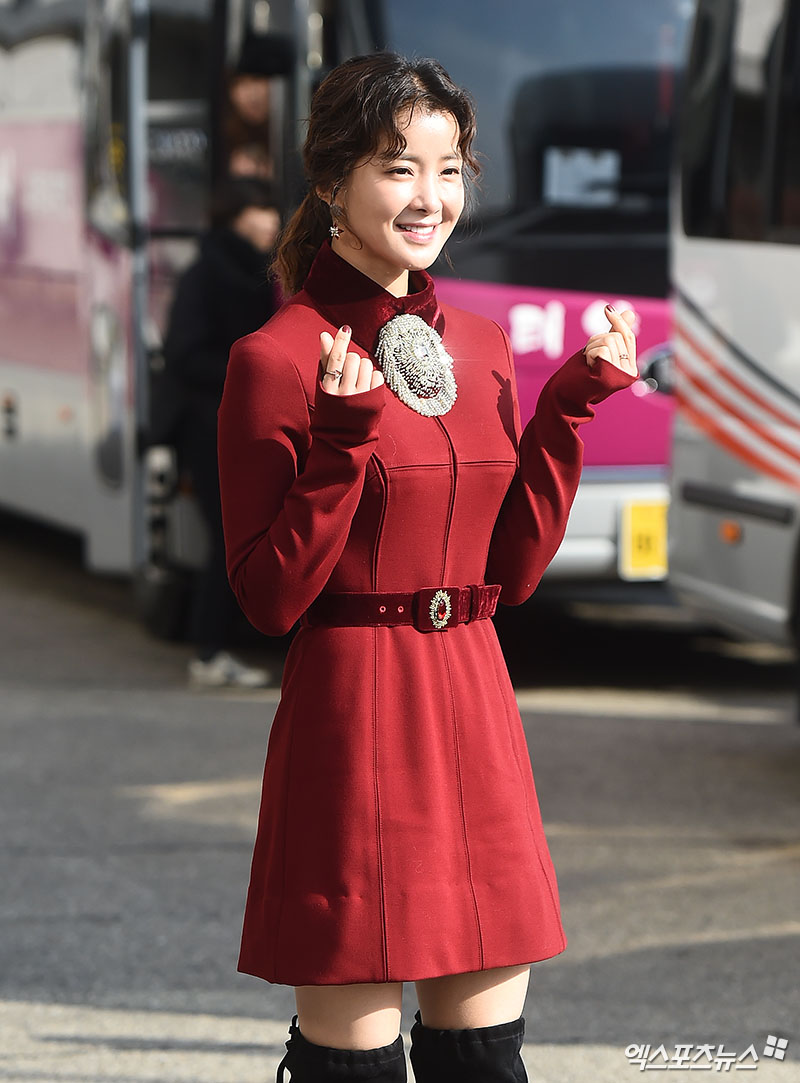 Actor Lee Si-young, who attended the KBS 2TV Happy Together 4 recording at the Yeouido-dong KBS annex in Seoul on the afternoon of the 14th, poses on the Way to work.The feeling of a Christmas goddess.The Long Boots Are Perfect Digestion.Elegant hand greetings.The Heart of Love.A smile full of health.
