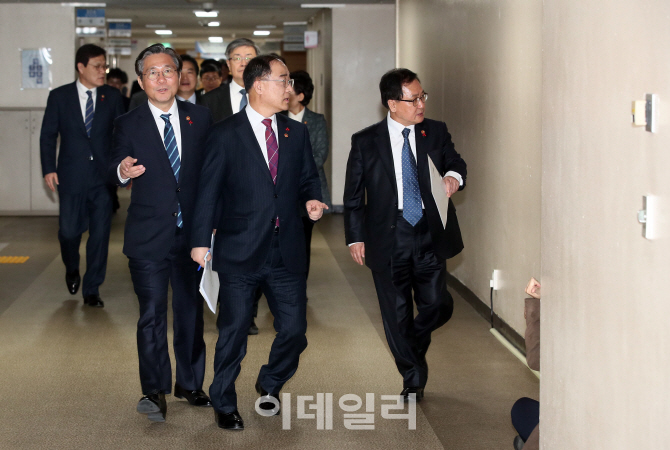 갈팡질팡 이미지