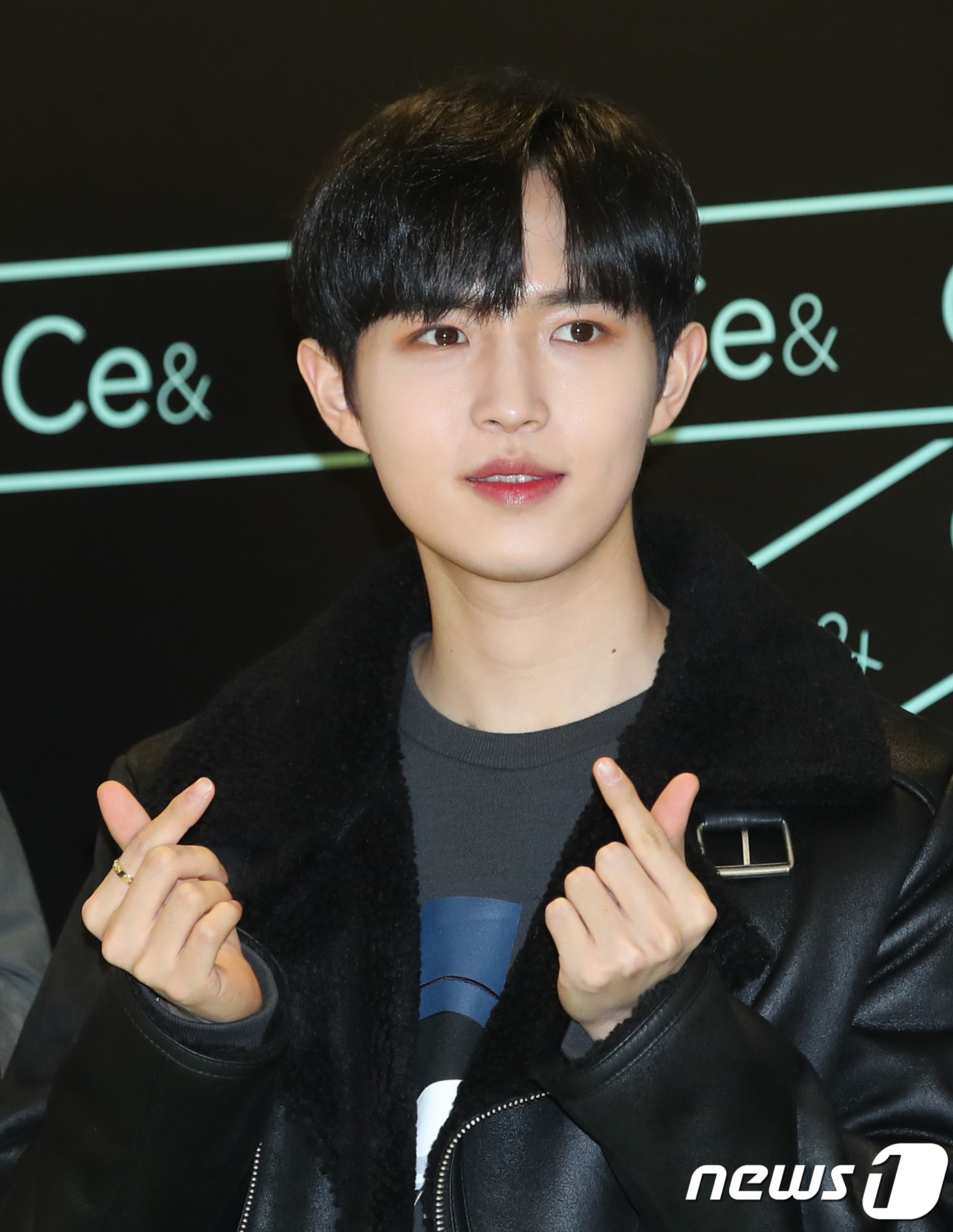 Seoul=) = Wanna One Kim Jae-hwan poses at a fashion brand signing ceremony in Sangam-dong, Seoul, on Thursday afternoon. December 17, 2018.