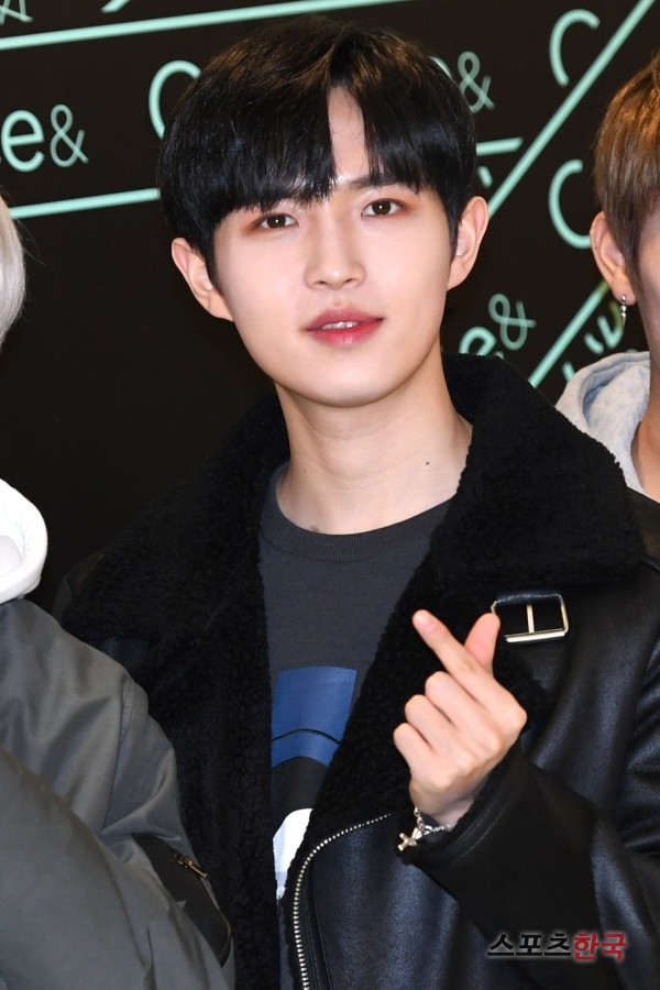 Wanna One Kim Jae-hwan attends a C&E Fan signing event event ceremony held at Nuri Dream Square Building in Sangam-dong, Mapo-gu, Seoul on the afternoon of the 17th.