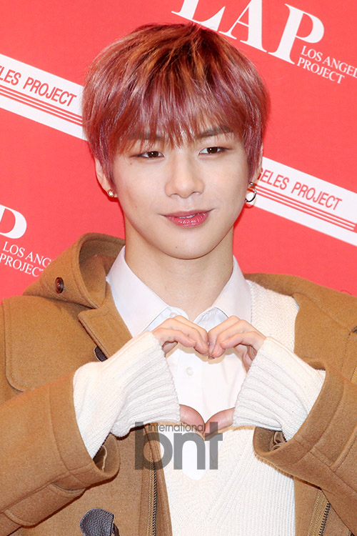 Group Wanna One Kang Daniel attended a Fan signing event event ceremony held at the Spigen Hall in Samseong-dong, Gangnam-gu, Seoul on the afternoon of the 17th.news report