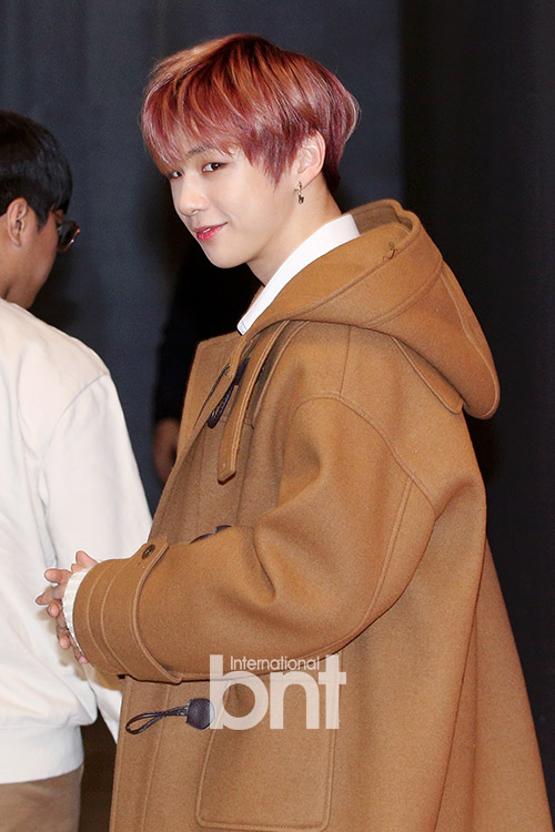 Group Wanna One Kang Daniel is leaving after attending the Fan signing event held at Samseong-dong Spigen Hall in Gangnam-gu, Seoul on the afternoon of the 17th.news report