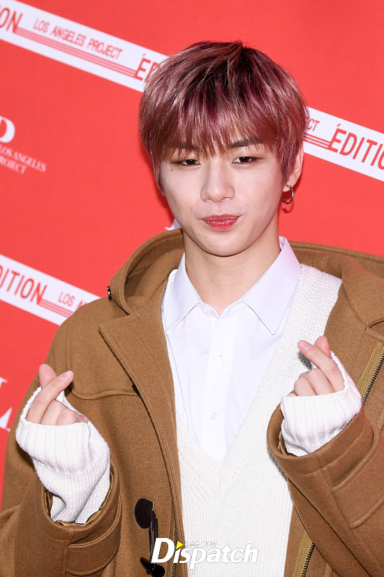 Wanna One Kang Daniel attended a Fan signing event event ceremony for clothing brands held at the Shupigen Hall in Samseong-dong, Gangnam-gu, Seoul on the afternoon of the 17th.Kang Daniel showed off his cute charm by posing for a heart on the day.Face is art.Guyomie Hart.The charm of the man.The Pulled Heart.