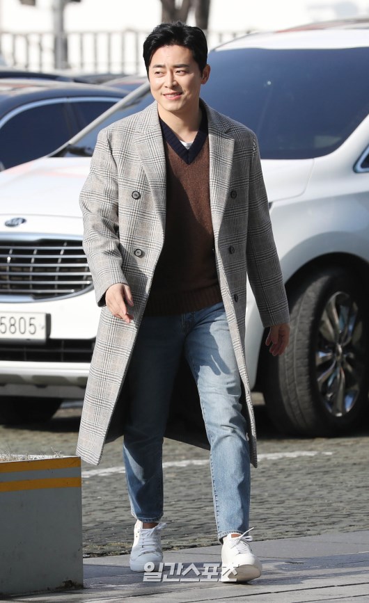Jo Jung-suk heads to the studio, sharing communication with fans.