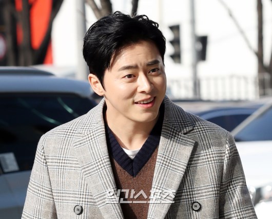 Jo Jung-suk heads to the studio, sharing communication with fans.