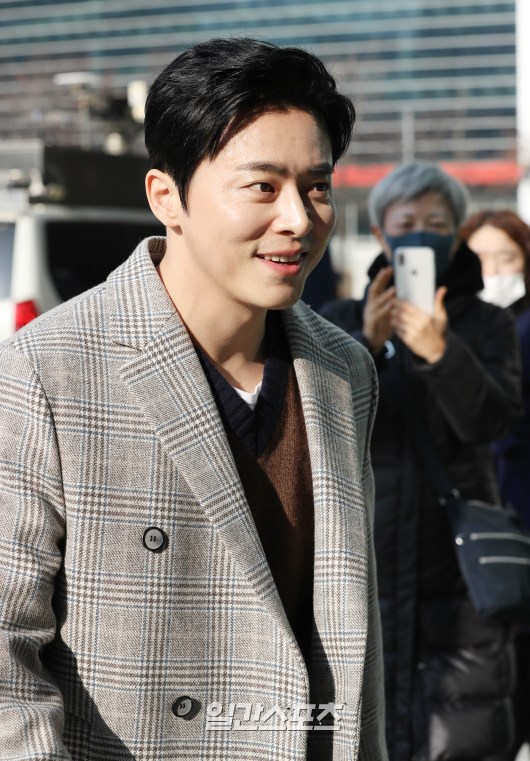 Jo Jung-suk heads to the studio, sharing communication with fans.