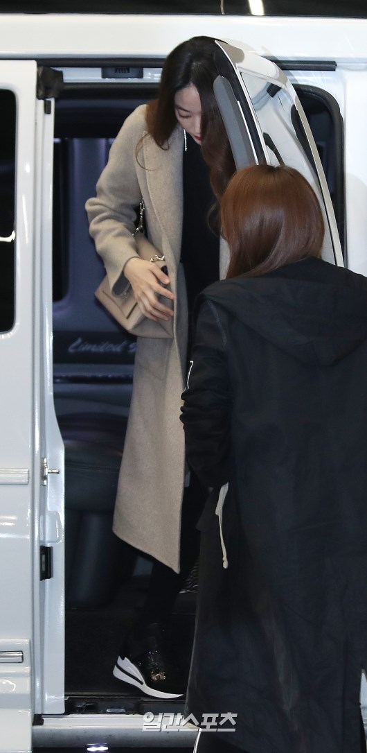 On this day, Kim Hyo-jin showed an elegant feminine airport fashion wearing a cashmere coat.