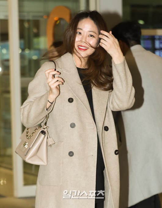 On this day, Kim Hyo-jin showed an airport fashion that emphasized elegant and beautiful femininity with cashmere coat.