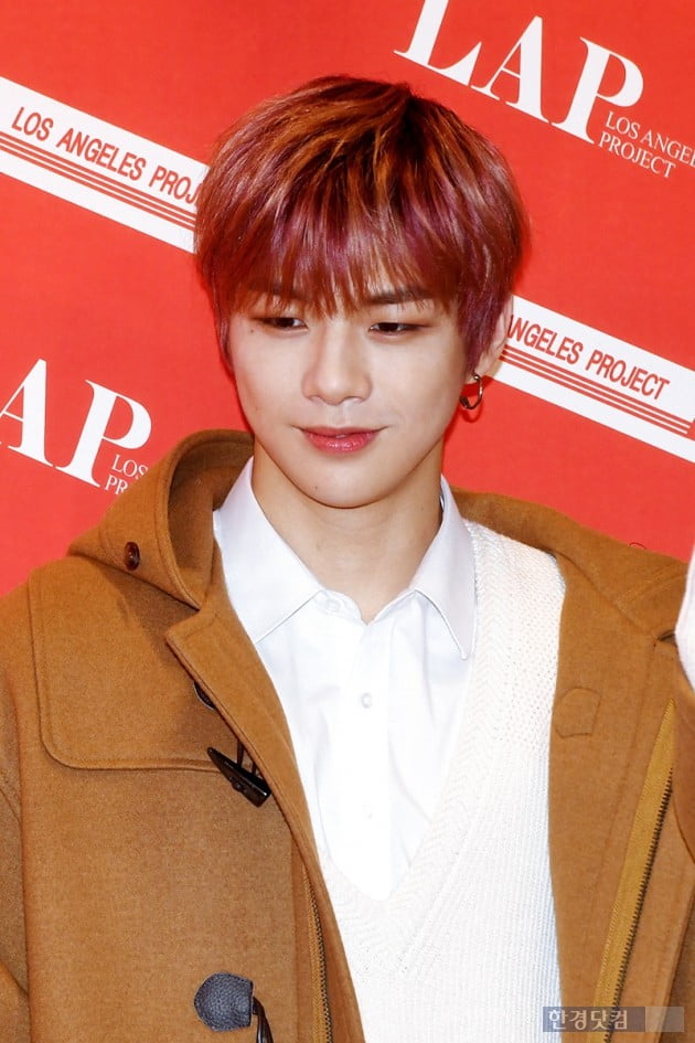 Group Wanna One Kang Daniel attended the Fashion brand Lab Korea fan signing ceremony held at Spiegel headquarters in Samseong-dong, Seoul on the afternoon of the 17th.