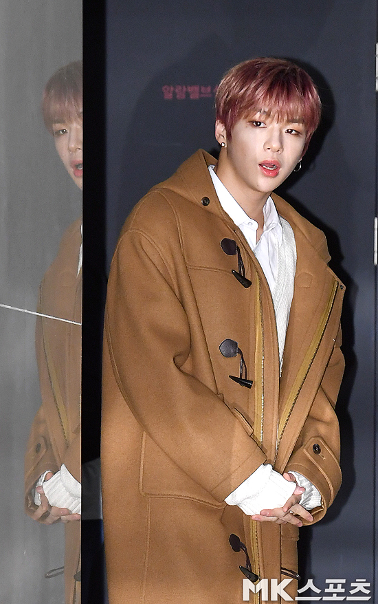Group Wanna One member Kang Daniel Fan signing event was held at the Shufigen Hall in Samseong-dong, Gangnam-gu, Seoul on the afternoon of the 17th.Group Wanna One member Kang Daniel is surprised to enter the photo roll ahead of the Fan signing event.