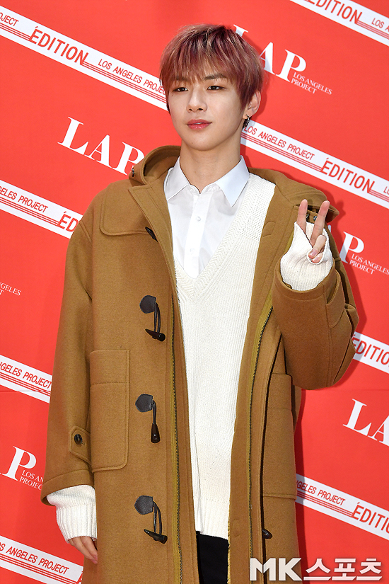 Group Wanna One member Kang Daniel Fan signing event was held at Samseong-dong Spigen Hall in Gangnam-gu, Seoul on the afternoon of the 17th.Group Wanna One member Kang Daniel poses ahead of the Fan signing event.