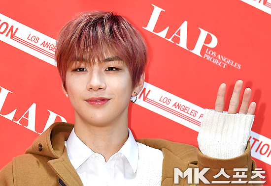 Group Wanna One member Kang Daniel Fan signing event event ceremony was held at the Spigen Hall in Samseong-dong, Gangnam-gu, Seoul on the afternoon of the 17th.Group Wanna One member Kang Daniel poses before Fan signing event event
